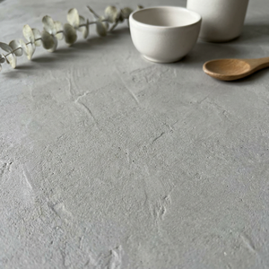 Meubles de cuisine nordiques Wabi Sabi, minimalistes, en bois brut texturé, unités de cuisine avec comptoirs en microciment, poignées intégrées, tons terreux - Product Image 3
