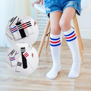 Calcetines hasta la rodilla para niños y niñas, calentadores de pierna largos, tiras de fútbol, <span class=keywords><strong>botas</strong></span> de fútbol escolares de algodón, calcetines deportivos blancos informales de 5 dedos - Product Image 2
