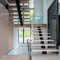 Échelle droite sur mesure adaptée à vos spécifications de hauteur pour des projets et rénovations architecturales uniques