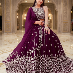 Robe de mariée artisanale grande taille avec dupatta, style indien et pakistanais, broderies dorées, fleurs en chiffon et cristaux, un modèle unique fait main - Product Image 2