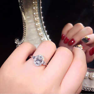 Anello ovale con micro pavé per donna, gioiello da dito minimalista ed elegante per anniversario - Product Image 2