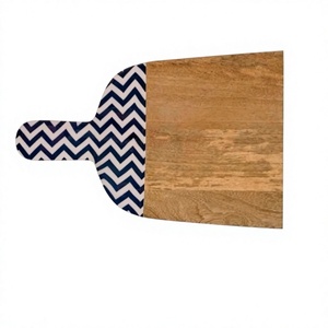 Planche à découper en bois rectangulaire avec poignée, motif chevron bleu et blanc, plateau de service - Product Image 1