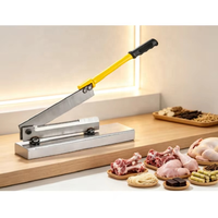 Équipement de découpe d'os de qualité industrielle conçu pour la manipulation des cuisses de poulet, des côtes de poisson et des sections de viande dure.