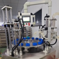 Machine de remplissage automatique de parfum avec système de nettoyage de bouteilles par aspiration, remplissage, sertissage et pressage de colliers