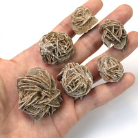 Sélectivité de pierres brutes sculptées : Selenite rose, Gypse, Baryte, Rose du désert – Cristal de guérison brut du Sahara marocain