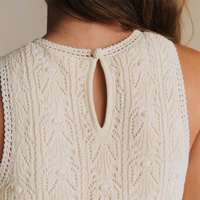 Fabricant de tricots sur mesure – Robe midi décontractée en maille torsadée à texture ajourée, col rond, sans manches, avec pompons 3D pour femme