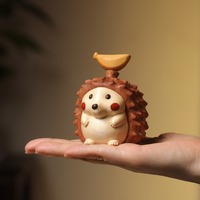 Figurine de hérisson en bois sculptée à la main, décor de bureau magnétique mignon peint à la main, cadeau kawaii pour les amoureux des animaux