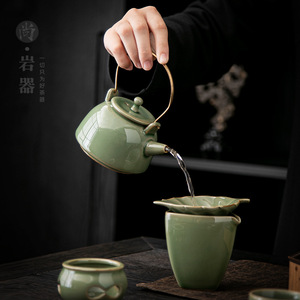 Tetera de cerámica con asa de bambú, esmalte verde, hervidor de porcelana para preparar té Kung Fu - Product Image 4