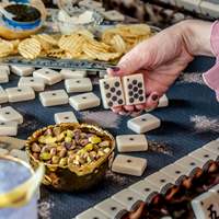 Haus of Tiles, 160 Fichas de Mahjong Acrílicas Portátiles, Color Rosa Cálido y Blanco, Juego de Mahjong Moderno y Lujoso para Fiestas y Entretenimiento