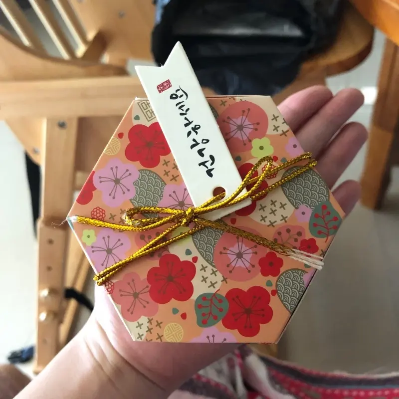 Bán buôn lục giác giấy sáng tạo đám cưới sinh nhật Kẹo hộp mini mạ vàng mận hoa cao cấp bao bì hộp trang trí