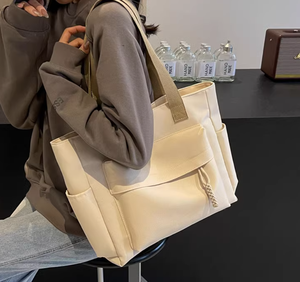 กระเป๋าโท้ทผ้าแคนวาสสะพายข้างสำหรับผู้หญิง มีซิปปิด มีช่องใส่ของหลายช่อง  รับสกรีนโลโก้และลวดลายตามสั่ง - Product Image 4