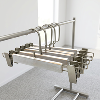 Cintres en bois blanc vieilli avec pinces et crochets en acier inoxydable, design minimaliste pour placard, cintres en bois avec logo
