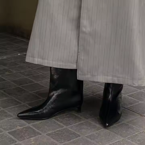 Botas de Mujer Hechas a Mano con Cuero Personalizado de Alta Calidad, Color Negro, Tacón Bajo de 5 cm - Product Image 6