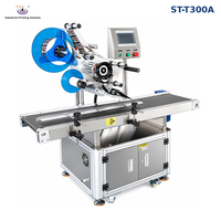 Machine d'étiquetage automatique ST-T300A pour sachets et échantillons, machine d'étiquetage pour emballages à surface plane pour gobelets avec convoyeur et contrôle PLC