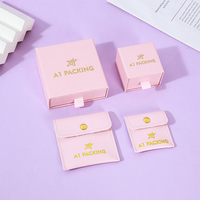 Boîte cadeau rose A1 pour bijoux avec insert de présentation, plateau à boucles d'oreilles, étui à bagues et surface de marque imprimée or pour la vente au détail