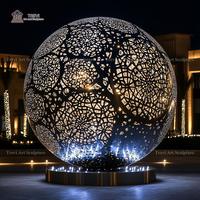 Sculpture sphérique lumineuse en or creux TREVI |   Globe lumineux LED en acier inoxydable miroir pour jardin et place en plein air