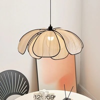 Lampe suspendue en bambou et rotin, artisanat français moderne, design floral, ambiance artistique créative, luminaires suspendus en tissu, lustre pour salon