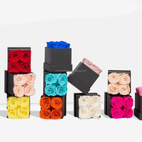 Boîte carrée multicolores en stock avec 4 roses naturelles conservées, rose éternelle, parfaite pour la Saint-Valentin et les anniversaires