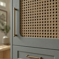 Armoire intégrée sur mesure avec portes en rotin tressé cintrées, armoire de chambre à coucher moderne classique style Shaker