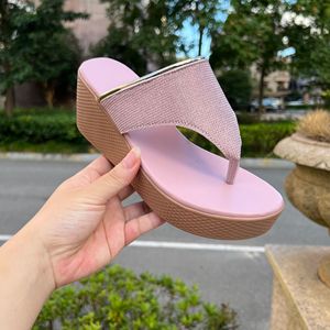 Sandalias de Plataforma con Tiras y Adornos Metálicos de Alta Calidad para Mujer, Versátiles para Exteriores, Fáciles de Poner - Product Image 1