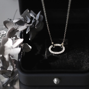 Collier élégant et tendance en acier inoxydable plaqué or 18 carats avec chaîne à maillons et fermoir en forme de nez de cochon, serti de zircons géométriques, pour femme, idéal pour les soirées. - Product Image 5