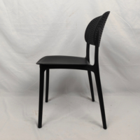 Chaise de salle à manger empilable en plastique polypropylène à trou arrière Chaise de restaurant PP Chaise d'extérieur pour jardin et balcon