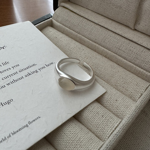 แหวนแฟชั่นสไตล์บล๊อกเกอร์สีเงินสเตอร์ลิงฝังดีไซน์เฉพาะสำหรับ S925 - Product Image 1