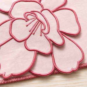 Serviettes de table rectangulaires brodées de fleurs roses, logo personnalisé, faites à la main, décoration de table pour mariage - Product Image 3