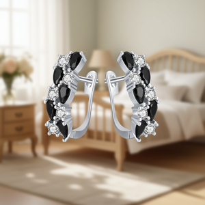 Elegantes Pendientes Huggie Chapados en Oro Blanco con Circonita Negra y Circonita Redonda con Engaste de Garra para Mujer, Joyería de Fiesta, Estilo Moderno - Product Image 2