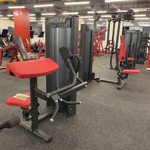 Gli <span class=keywords><strong>istruttori</strong></span> di palestra utilizzano una macchina professionale per l'allenamento dei muscoli addominali con piastre di inserimento. - Product Image 4