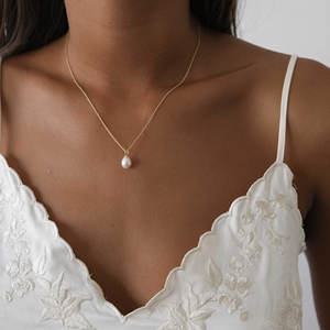 Kalung Wanita Model Sederhana Berbahan Mutiara Imitasi, Liontin Baja Anti Karat Hipoalergenik Lapis Emas 18k PVD - Product Image 3