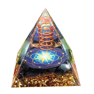 Pyramide en résine époxy avec galets de cristal, ornement de bureau, décoration d'aquarium, cadeau - Product Image 5