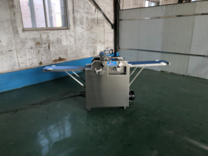 Machine à fabriquer des <span class=keywords><strong>croissants</strong></span> Ligne de production de <span class=keywords><strong>croissants</strong></span> entièrement Mouleur/rouleau/cutter à <span class=keywords><strong>croissants</strong></span> en stock au meilleur prix à vendre - Product Image 6