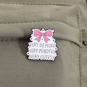 Pin de Esmalte Muy Discreto y Atento, Broche con Lazo Rosa Bonito, Pin de Solapa con Frase Divertida, Joyería, Regalo para Amigos y Fans - Product Image 3