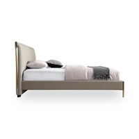 Lit king-size moderne en bois avec tête de lit capitonnée en cuir Orangefurn