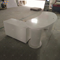 Bureau moderne de clinique de médecin Table à surface solide blanche incurvée pour l'hôpital Conception de table de cabine de bureau d'entreprise médicale
