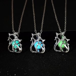 Usine En Gros Lueur Dans Le Noir Perle Lumineuse <span class=keywords><strong>Chat</strong></span> Pendentif Veilleuses <span class=keywords><strong>Collier</strong></span> <span class=keywords><strong>pour</strong></span> Femmes - Product Image 3