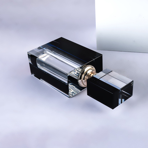 Flacon de parfum vide de luxe en verre cristal carré avec pulvérisateur à pompe, sérigraphie et givrage pour mini-huile parfumée arabe artisanale, idéal comme cadeau - Product Image 2