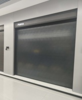 Porte rapide en alliage d'aluminium avec motif gravé, adaptée aux garages, aux communes et aux entrepôts.