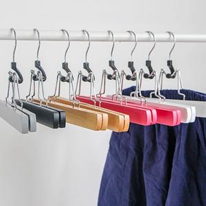 Cintre en <span class=keywords><strong>bois</strong></span> multifonctionnel personnalisé avec logo <span class=keywords><strong>pour</strong></span> extensions de cheveux, pince personnalisée <span class=keywords><strong>pour</strong></span> pantalons et perruques - Product Image 4