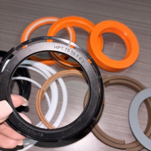 ערכת אטמי שמן PTFE בעלי ביצועים גבוהים לגליל בום עבור מחפרים הידראוליים מיני מדגם <span class=keywords><strong>Sunward</strong></span> SWE50N9 ומכונות - Product Image 4