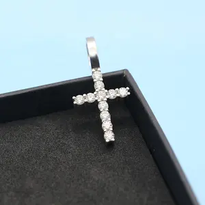 Ciondoli con collane personalizzate da uomo pendenti in Moissanite con croce in argento Sterling 925 antico