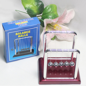 ZD361 卸売 家庭用オフィス用 楽しい振り子ボールおもちゃ 木製ベース 楽しい科学学習デスクおもちゃ ニュートンのゆりかご バランスボール - Product Image 2