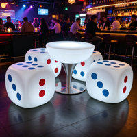 Ensembles de meubles de bar à thème ludique, tables et chaises lumineuses avec design dés, formes polyvalentes pour diverses situations