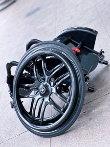 <span class=keywords><strong>Silla</strong></span> <span class=keywords><strong>de</strong></span> <span class=keywords><strong>ruedas</strong></span> A8, <span class=keywords><strong>silla</strong></span> <span class=keywords><strong>de</strong></span> <span class=keywords><strong>ruedas</strong></span> <span class=keywords><strong>para</strong></span> discapacitados, <span class=keywords><strong>ruedas</strong></span> delanteras <span class=keywords><strong>de</strong></span> carbono <span class=keywords><strong>de</strong></span> goma <span class=keywords><strong>de</strong></span> 4 pulgadas, <span class=keywords><strong>ruedas</strong></span> <span class=keywords><strong>de</strong></span> transmisión <span class=keywords><strong>de</strong></span> 24 pulgadas y 26 pulgadas <span class=keywords><strong>para</strong></span> discapacitados - Product Image 4