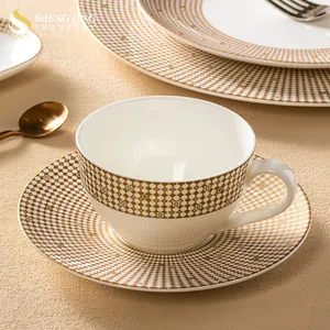 Tasses et soucoupes à café OEM en porcelaine d'os de Chine ensemble vaisselle de mariage tasses à bord doré de luxe tasses à thé d'hôtel de haute qualité