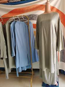 Ensemble 2 pièces à rayures plissées Vêtements islamiques pour femmes Abaya modeste Loose Split Side Tunics Oversize Skirts <span class=keywords><strong>Baju</strong></span> <span class=keywords><strong>Kurung</strong></span> - Product Image 5