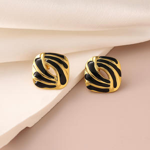 Boucles d'oreilles clous en acier inoxydable avec goutte d'huile de couleur mode européenne et américaine, personnalité féminine, polyvalentes, amour simple, émail titane - Product Image 3