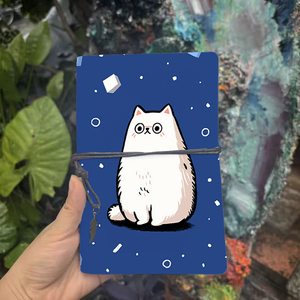 Cuaderno A6 con colgante decorativo Regalo de incorporación perfecto para nuevos empleados para darles la bienvenida con gato blanco Fondo azul Sha - Product Image 2
