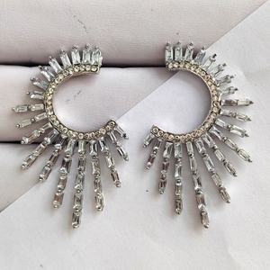 ต่างหูแฟชั่นสไตล์ยุโรป-อเมริกัน รูปทรงเรขาคณิตสมมาตรแบบโอเวอร์ไซส์ ประดับเพชรแบบกลวง ครึ่งดอกทานตะวัน ทันสมัย ทำจากโลหะผสม - Product Image 6